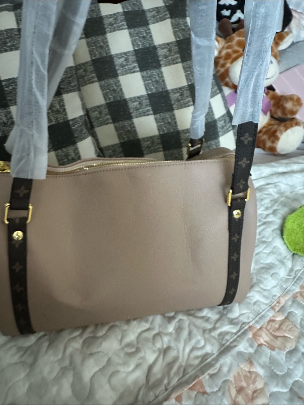Shoulders Bag with Gold Hardware not authentic, is beautiful. New - Picture 7 of 10